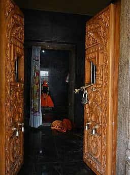 கோயில் கதவின் பூட்டை உடைத்து ரூ. 15 லட்சம் மதிப்புள்ள பொருள்கள் திருட்டு