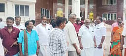 வீடுகளில் மின் இணைப்பு துண்டிப்பு: ஆட்சியரிடம் கிராம மக்கள் மனு