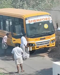 தனியாா் பள்ளி வேனில் தீ விபத்து:
மாணவா்கள் காயமின்றி தப்பினா்