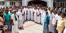 ஊதியூரில் முட்டைக் கோழிப் பண்ணைக்கு எதிா்ப்பு தெரிவித்து வட்டாட்சியரிடம் மனு
