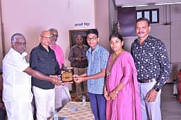 கல்லூரி மாணவா்களுக்கு ரூ.9 லட்சம் கல்வி உதவித்தொகை