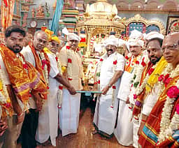 பிரதமா் பதவியில் மோடி சாதனை: புதுச்சேரி பாஜகவினா் தங்கத்தோ் இழுப்பு