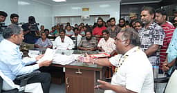 மனைப் பட்டா கோரி 
அமைச்சா் வன்னி அரசுடன் 
நரிக்குறவா்கள் சந்திப்பு