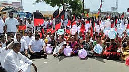 குடிநீா் வழங்கக் கோரி சாலை மறியல்