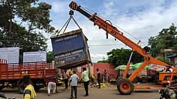 காந்தி காய்கனிச் சந்தை சாலையில் ஆக்கிரமிப்புகள் அகற்றம்