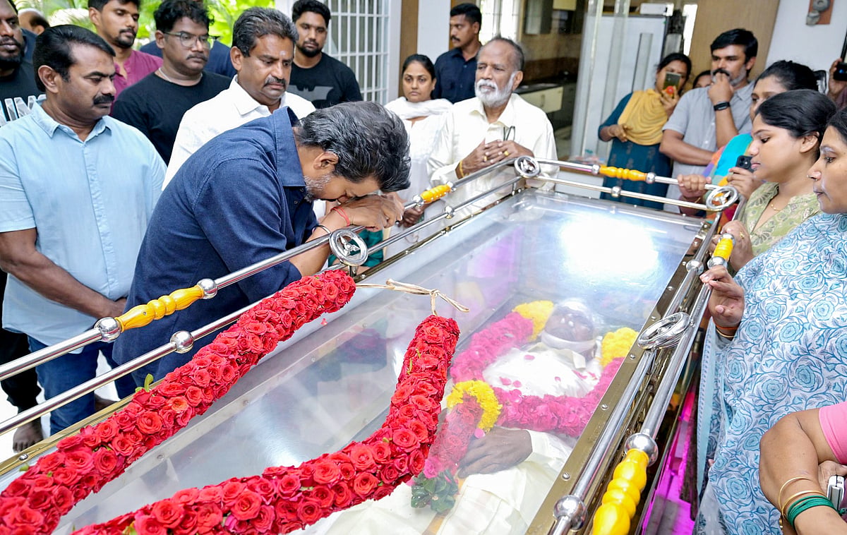 காலத்தை வென்ற படைப்புகளை கொடுத்த, பிரபல தமிழ் திரைப்பட இயக்குநரும் நடிகருமான பாரதிராஜா உடல்நலக் குறைவால் இன்று காலமானார். இயக்குநர் பாரதிராஜாவின் உடலுக்கு முதல்வர் விஜய், நேரில் சென்று அஞ்சலி செலுத்தினார்.