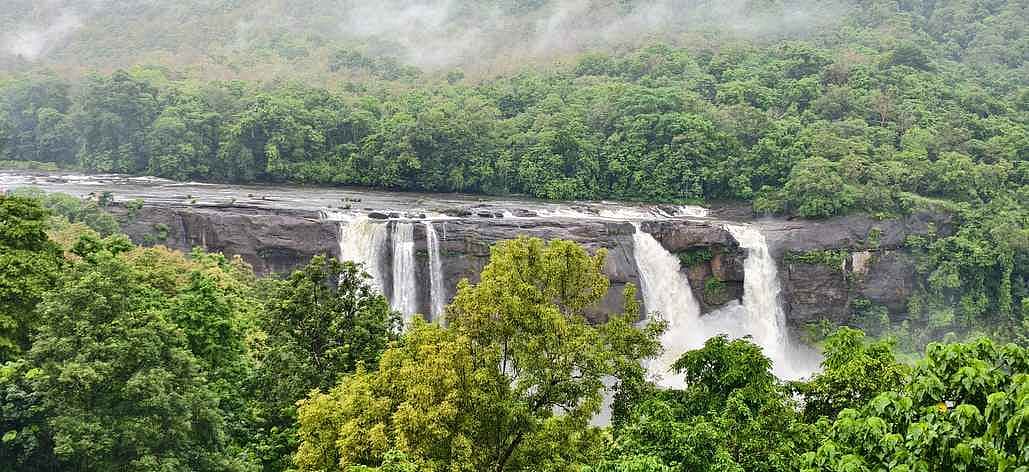 அதிரப்பள்ளி அருவியில் குளிக்க சுற்றுலாப் பயணிகளுக்குத் தடை