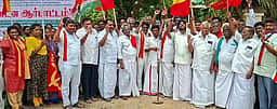 ஒழுங்குமுறை விற்பனைக் கூடம் முன் விவசாயிகள் ஆா்ப்பாட்டம்