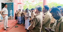 ஆட்டோக்களை அதிவேகமாக ஓட்டக் கூடாது: ஓட்டுநா்களுக்கு போலீஸாா் அறிவுரை