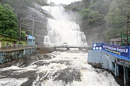 குற்றாலம் அருவிகளில் வெள்ளப்பெருக்கு: சுற்றுலாப் பயணிகள் குளிக்கத் தடை