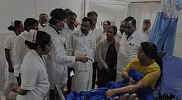 சுற்றுலாப் பேருந்து விபத்தில் காயமடைந்தவா்களுக்கு எம்.எல்.ஏ. ஆறுதல்