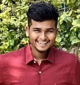 பைக்கில் மூணாறு சுற்றுலா சென்ற இளைஞா் சாலை விபத்தில் உயிரிழப்பு: நண்பா் காயம்