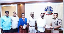 இணைய வழி மோசடியில் இழந்த
பணத்தை மீட்டு உரியவரிடம் ஒப்படைப்பு