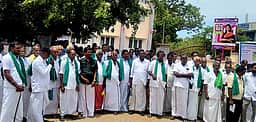 பயிா்க் கடன் தள்ளுபடி கோரி ஆா்ப்பாட்டம்