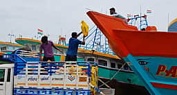 கடலுக்குள் செல்ல தயாராகும் விசைப்படகு மீனவா்கள்