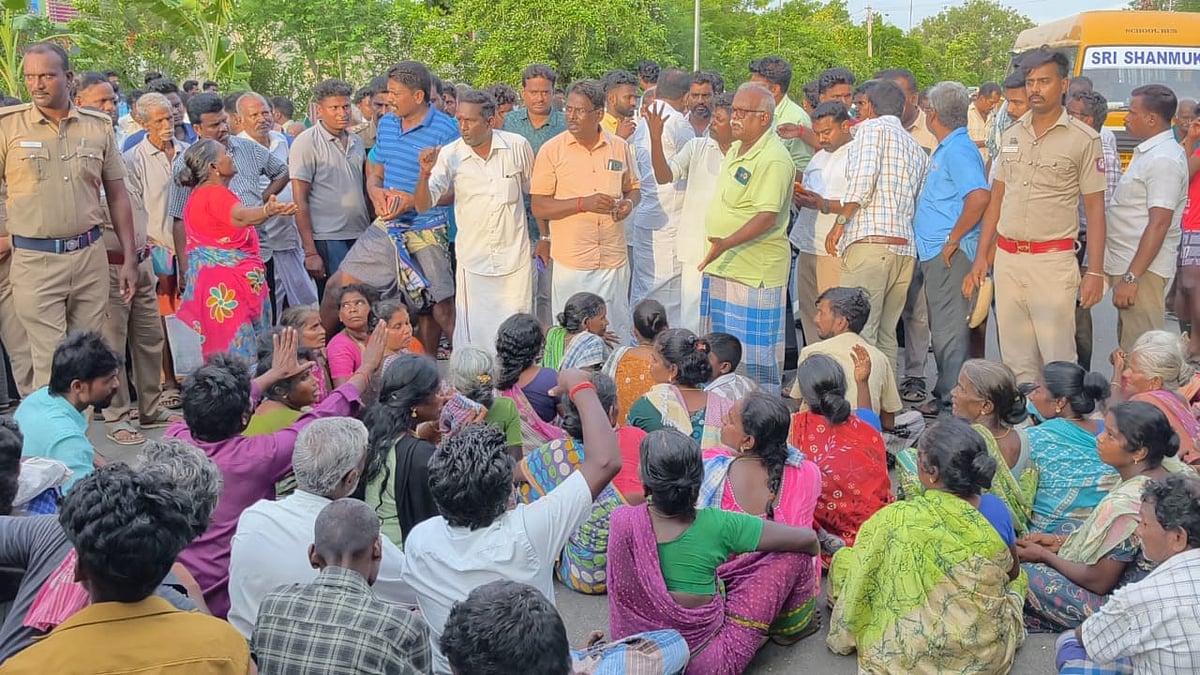 சாலை மறியலில் ஈடுப்பட்ட பொதுமக்கள்.