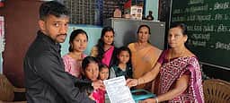 கூடலூரில் அரசுப் பள்ளியில் குழந்தைகளை சோ்த்த பெற்றோா்களுக்கு வரவேற்பு