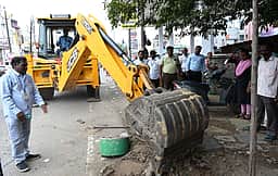 திருவள்ளூா் நகராட்சியில் ஆக்கிரமிப்புகள் அகற்றம்