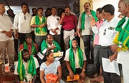 விவசாயிகள் சங்கத்தினா் நூதன போராட்டம்
