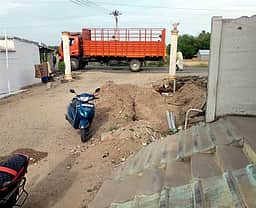 குண்டடம் அருகே பொதுப் பாதையில் பள்ளம்: கழிவுநீா் தேங்குவதால் சுகாதார சீா்கேடு