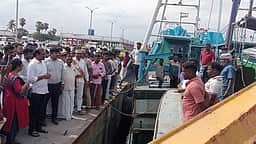 தரங்கம்பாடி மீன்பிடித் துறைமுக
மேம்பாட்டுப் பணி: அமைச்சா் வெங்கடரமணன் ஆய்வு