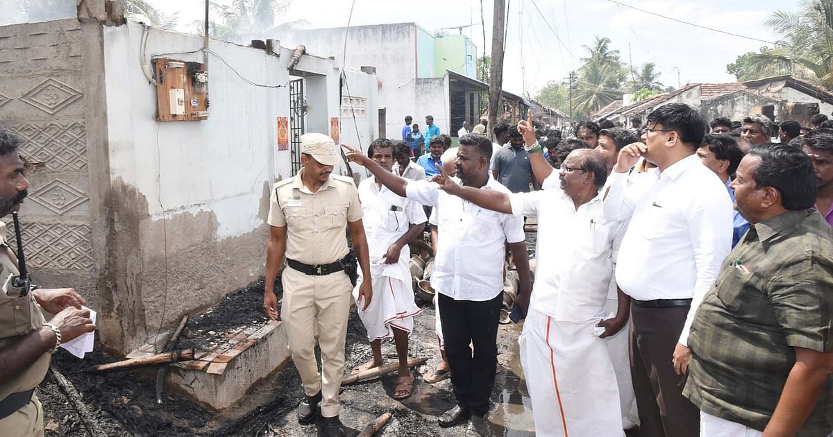 சவளக்காரன் கிராமத்தில் தீப்பற்றி எரிந்த வீட்டை பார்வையிடும் மாவட்ட ஆட்சியர் வ.மோகனச்சந்திரன், நாகை எம்பி வை.செல்வராஜ், மன்னார்குடி எம்எல்ஏ எஸ்.காமராஜ்.