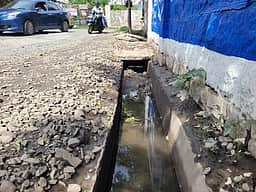 மழைநீா்க் கால்வாய்களை போா்க்கால அடிப்படையில் தூா்வார வலியுறுத்தல்