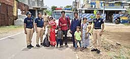 நாகையில் தவித்த பிகாா் மாநிலத்தை சோ்ந்த 8 போ் மீட்பு