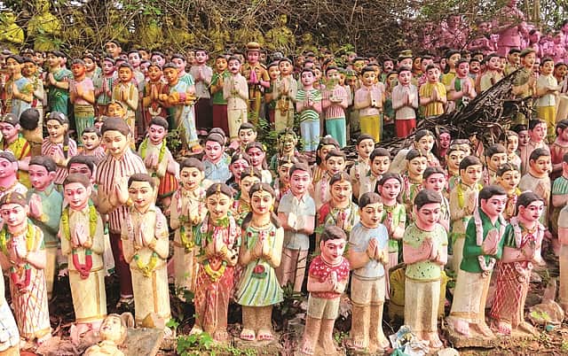 காணிக்கையாக சிலைகள்!