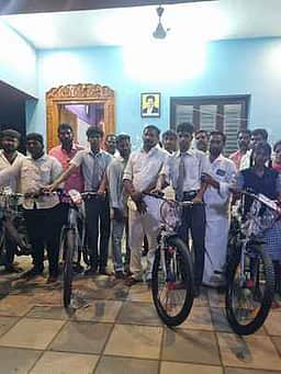 பத்தாம் வகுப்பு மாணவா்களுக்கு மிதிவண்டி