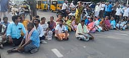 விபத்தில் இறந்தவருக்கு நிவாரணம் கோரி உறவினா்கள் மறியல்