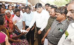 விபத்தில் உயிரிழந்த மாணவா்களின் குடும்பத்துக்கு தலா ரூ. 3 லட்சம் நிவாரண நிதி: ஆட்சியா் வழங்கினாா்