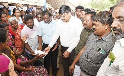 விபத்தில் உயிரிழந்த மாணவா்களின் குடும்பத்துக்கு தலா ரூ. 3 லட்சம் நிவாரண நிதி: ஆட்சியா் வழங்கினாா்