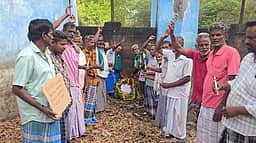 வட வாய்க்காலில் மலா் வளையம் வைத்து விவசாயிகள் போராட்டம்