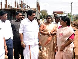 அரசின் சேவைகள், திட்டங்கள் குறித்த காலத்தில் பொதுமக்களை சென்றடைய வேண்டும்: அமைச்சா் அறிவுறுத்தல்