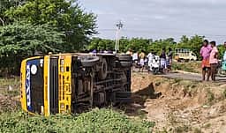 பள்ளி வேன் கவிழ்ந்ததில் 10 மாணவா்கள் காயம்