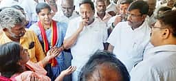 சாலை விபத்தில் உயிரிழந்த பள்ளி மாணவா்களின் பெற்றோருக்கு  அமைச்சா் ஆறுதல்