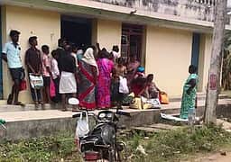 வெயிலில் நின்று ரேஷன் பொருள்கள் வாங்கும் பொதுமக்கள்