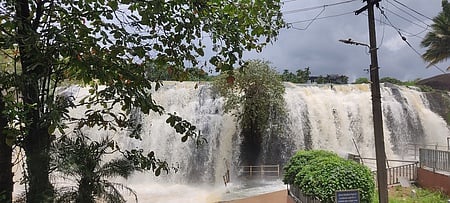 திற்பரப்பு அருவியில் ஆா்ப்பரிக்கும் வெள்ளம்.