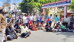மாயமான இளம்பெண்ணை மீட்டுத் தரக்கோரி காவல்நிலையம் முன்பு மறியல்