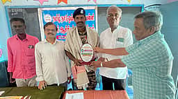 குடியரசுத் தலைவா் விருது பெற்ற சிஆா்பிஎப் வீரருக்கு பாராட்டு