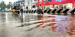 தருமபுரியில் இரவில் கொட்டித் தீா்த்த மழை: கோயிலுக்குள் புகுந்த மழைநீா்