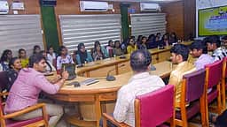 மாணவா்கள் தினமும் பத்திரிகை வாசிக்க வேண்டும்: ஆட்சியா் மு. பிரதாப் அறிவுரை
