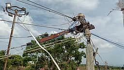 சங்கிலிவாடியில் மின்கம்பத்தை
சீரமைக்கக் கோரிக்கை