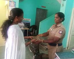 நகை மதிப்பீட்டாளா் தவற விட்ட பணத்தை ஒப்படைத்த பெண் தலைமைக் காவலா்