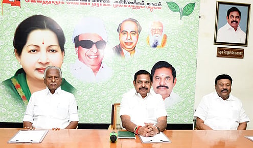 அதிமுக மகளிரணி கூட்டம்: எஸ்.பி. வேலுமணி, நத்தம் விஸ்வநாதன் பங்கேற்கவில்லை!