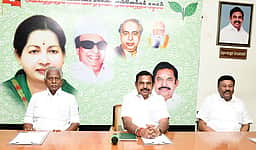 அதிமுக மகளிரணி கூட்டம்: எஸ்.பி. வேலுமணி, நத்தம் விஸ்வநாதன் பங்கேற்கவில்லை!