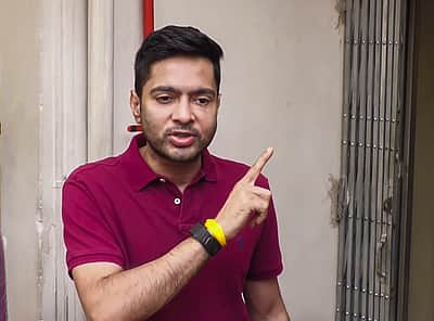 உதவியாளருக்கு எதிரான நிதி மோசடி வழக்கு: அபிஷேக் பானா்ஜியின் வீட்டில் காவல் துறையினா் சோதனை