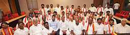அதிமுக முன்னாள் அமைச்சா், எம்.பி., எம்.எல்.ஏ.-க்கள் தவெகவில் இணைந்தனா்