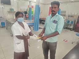 மயக்கமடைந்த பெண்ணின் நகை, பணம் உறவினா்களிடம் ஒப்படைப்பு: ஆம்புலன்ஸ் ஊழியா்களுக்கு பாராட்டு